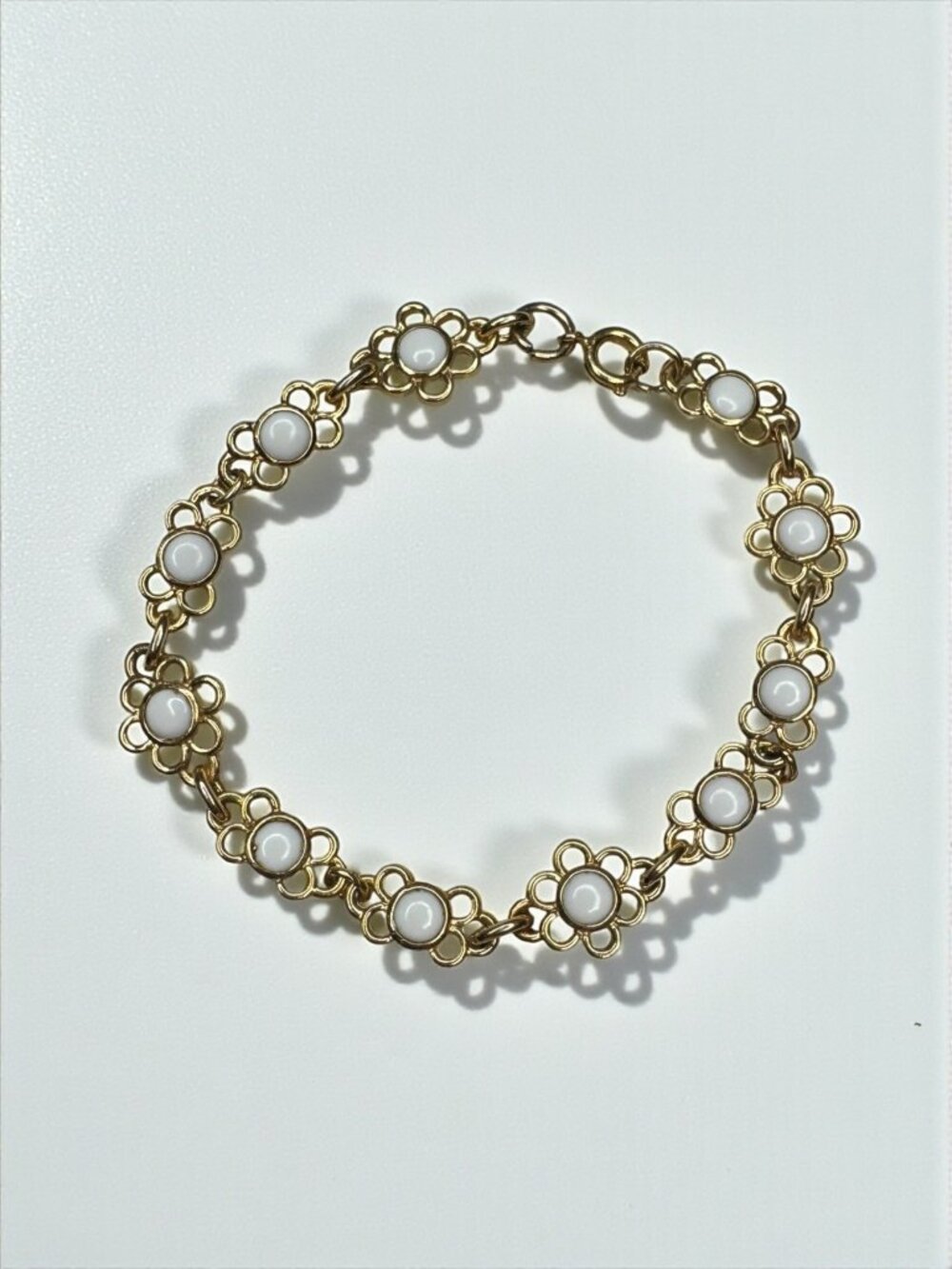 Gold Tone White Acrylic Daisy Flower Link Bracelet Vintage 1970s 7.25"